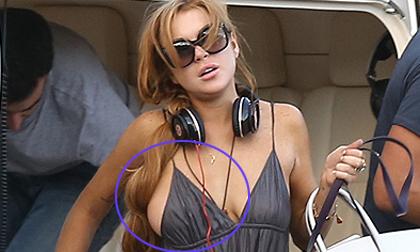 Lindsay Lohan "trẹo" cả ngực ra ngoài vì váy sexy