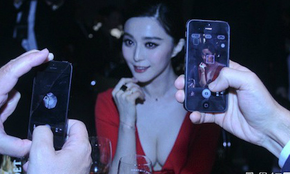 Phạm Băng Băng khoe vòng 1 quá đà với áo trễ nải