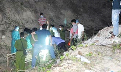 Bàng hoàng thấy xác nữ lõa thể ở dưới rãnh