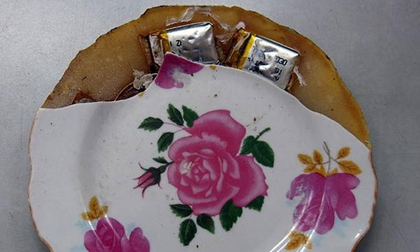 Đĩa chứa gói lạ là dụng cụ cờ bạc bịp?