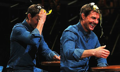 Tom Cruise "nghịch dại" tự đập trứng sống lên đầu