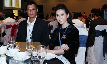 Hoa hậu Thu Hoài đầm đen sang trọng, đi dự tiệc cùng chồng