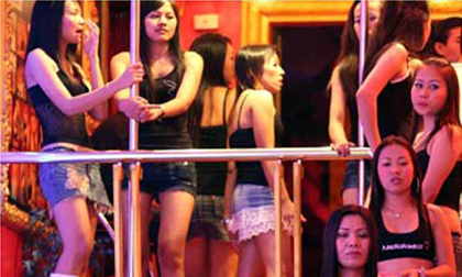 Trung Quốc: Trưởng thôn dẫn đoàn cán bộ đi xem... "sex show"