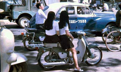 Ngắm phụ nữ Việt khoe dáng trên những chiếc xe vang bóng một thời