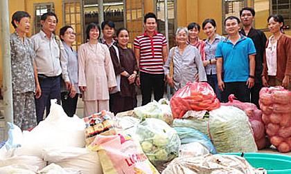 Ca sĩ Đức Minh mang bốn tấn rau củ làm từ thiện