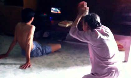 Sự thật clip mẹ già vái lạy con trai