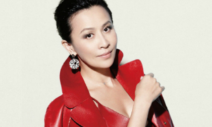 "Gừng già" Lưu Gia Linh khoe vẻ đẹp không tỳ vết