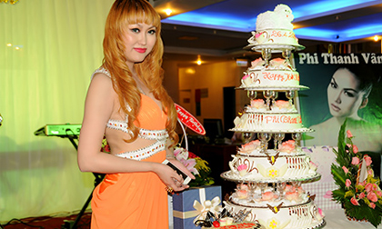 Phi Thanh Vân mừng sinh nhật hoành tráng với 150 khách mời