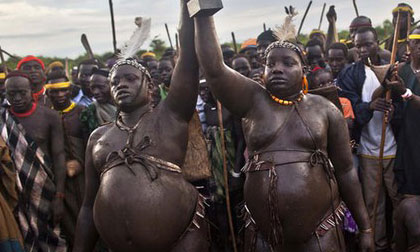 "Khó nhằn" những cuộc thi: tắm hơi, bụng to, kéo tai