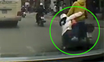 Ngồi sau xe mẹ, cháu bé ngã lăn ra đường vì ngủ gật