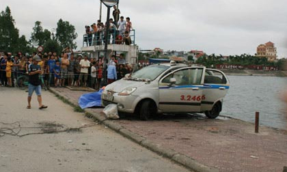Câu cá, phát hiện taxi, xác tài xế dưới hồ