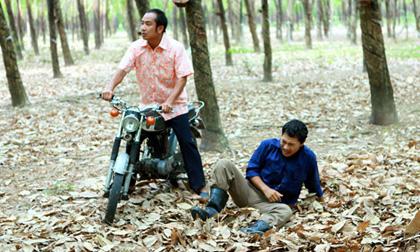 Huỳnh Đông bị giang hồ đánh gục ngã trong vườn cao su