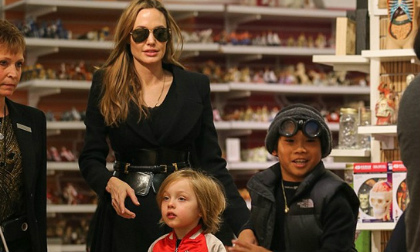 Pax Thiên hứng khởi đi mua sắm cùng mẹ Angelina Jolie 