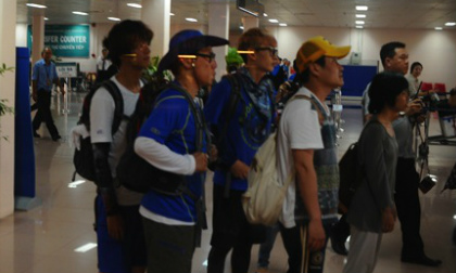 Sao Hàn tấp nập ở sân bay Tân Sơn Nhất