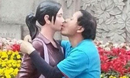 Hồn nhiên “sàm sỡ”… tượng phụ nữ