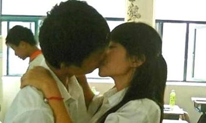 Khi học sinh thể hiện tình yêu ngay trong lớp học