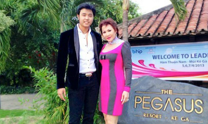 "Bồ già" Vũ Hoàng Việt cực "xì tin" với váy hồng bó