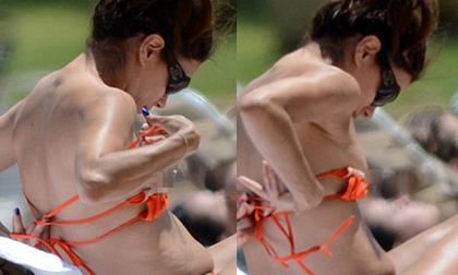 Eva Longoria "lộ hàng" khi đang loay hoay chỉnh bikini