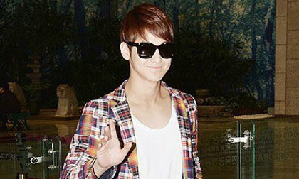 Kim Bum nổi bật tại sân bay với thời trang sặc sỡ