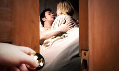 "Em ơi, chồng em và vợ anh vừa dắt tay nhau vào nhà nghỉ"