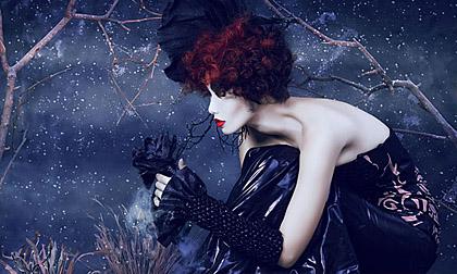 Thanh Thủy hóa thân thành nữ thần bóng đêm bí ẩn