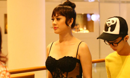 Lâm Chi Khanh diện váy xuyên thấu đi nhà hàng