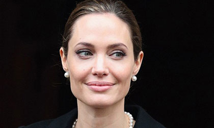 Angelina bị cho cố ý công khai chuyện phẫu thuật để nổi tiếng hơn