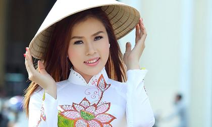 Á khôi Kim Yến diện áo dài thăm chợ Bến Thành