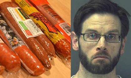 Bó tay với người đàn ông "thân mật" với... cây xúc xích