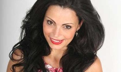 Phải nghỉ việc...vì quá xinh đẹp