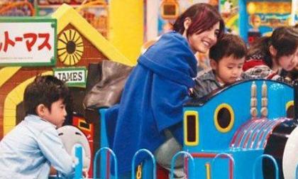 Trương Bá Chi cười không ngớt khi đưa hai con đi chơi