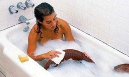 Kinh hãi cô gái nuôi giun khổng lồ làm thú cưng