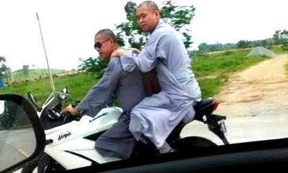 Giật mình thấy sư “cưỡi” môtô “khủng”