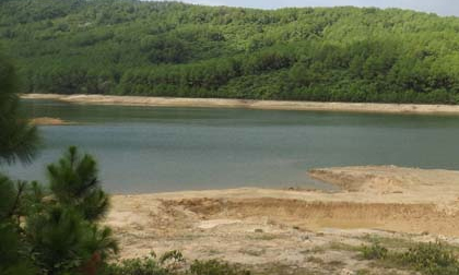 Phát hiện xác thiếu nữ nổi trên hồ Thiên Tượng