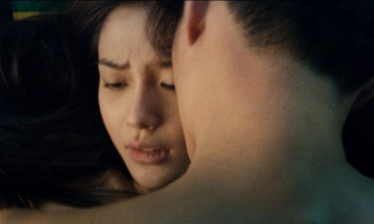 Angelababy lộ cảnh tình tứ "bỏng mắt" với 2 mỹ nam
