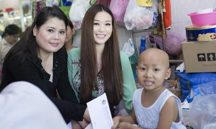 Khánh My trìu mến trao quà cho các em bệnh nhân ung bướu