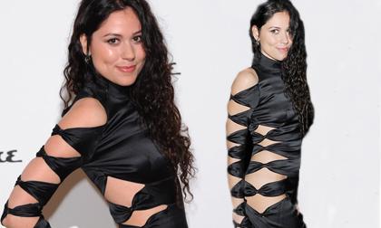 Nữ ca sĩ Anh mặc jumpsuit khoét táo bạo, "từ chối" nội y