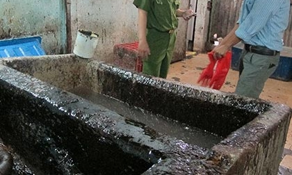 Rùng rợn công nghệ làm sạch lòng heo