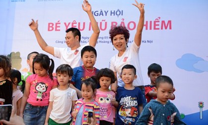 Thái Thùy Linh và Tự Long tham gia "Ngày hội Bé yêu Mũ bảo hiểm"