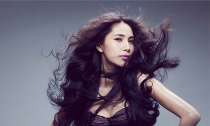 Thủy Tiên nóng bỏng tái xuất với đầm ren đen