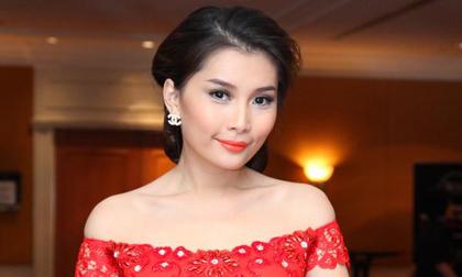 'Siêu vòng 3" Lan Hương diện áo dài, để lộ đôi vai trần gợi cảm