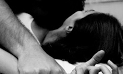 Bé trai 14 tuổi giở trò hiếp dâm phụ nữ 40 tuổi