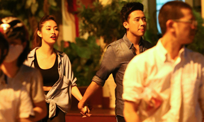 Trấn Thành và bạn gái 'tay trong tay' giữa phố đông