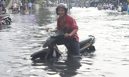 'Chết đứng' giữa biển nước ở Sài Gòn