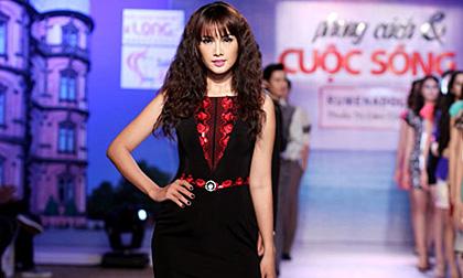 “Gái một con” Anh Thư đẹp gợi cảm trên sàn diễn