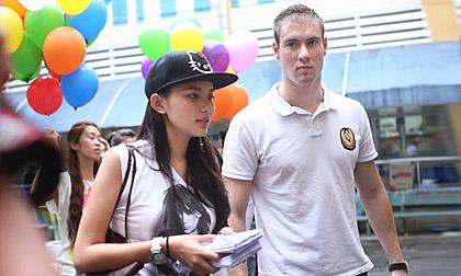 Phan Như Thảo cùng "bạn trai" Tây đi từ thiện ngày 1-6