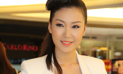 Á hậu Thùy Trang trẻ trung với vest trắng cách điệu