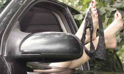 Văng xuống đường khi đang ‘hành sự’ trên ô tô