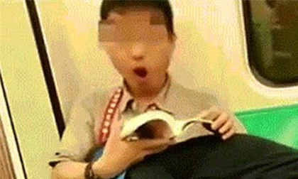 Cặp đôi làm 'chuyện ấy' trên tàu điện ngầm