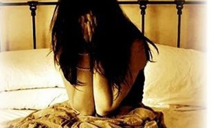 Mẹ bắt con gái mới học cấp 1 bán dâm cho gã đồng nát